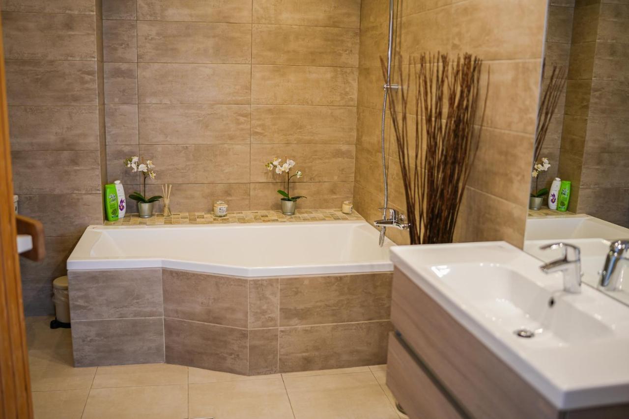 Penthouse With Huge Rooftop & Amazing City View Bucureşti Eksteriør bilde