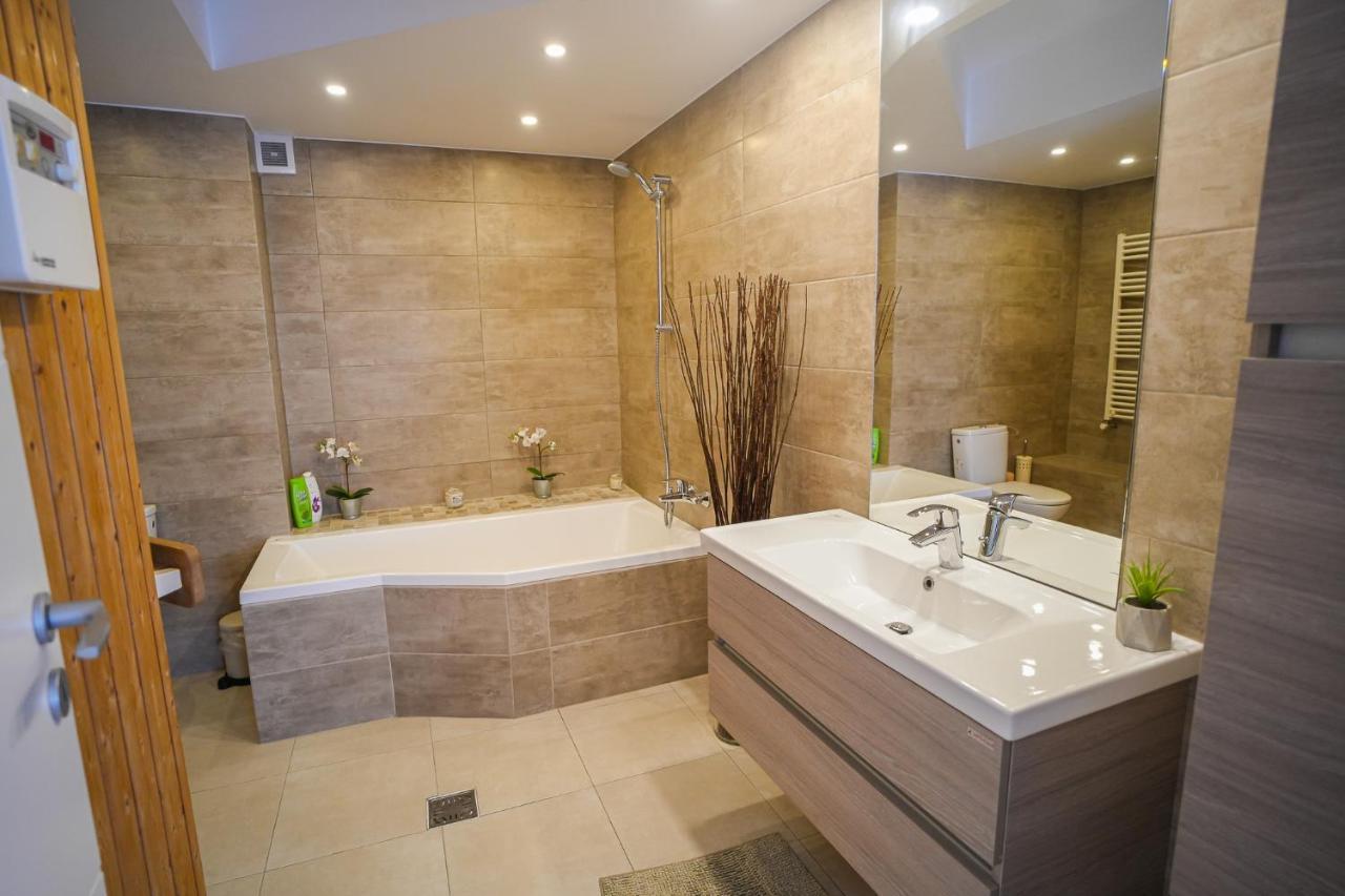 Penthouse With Huge Rooftop & Amazing City View Bucureşti Eksteriør bilde